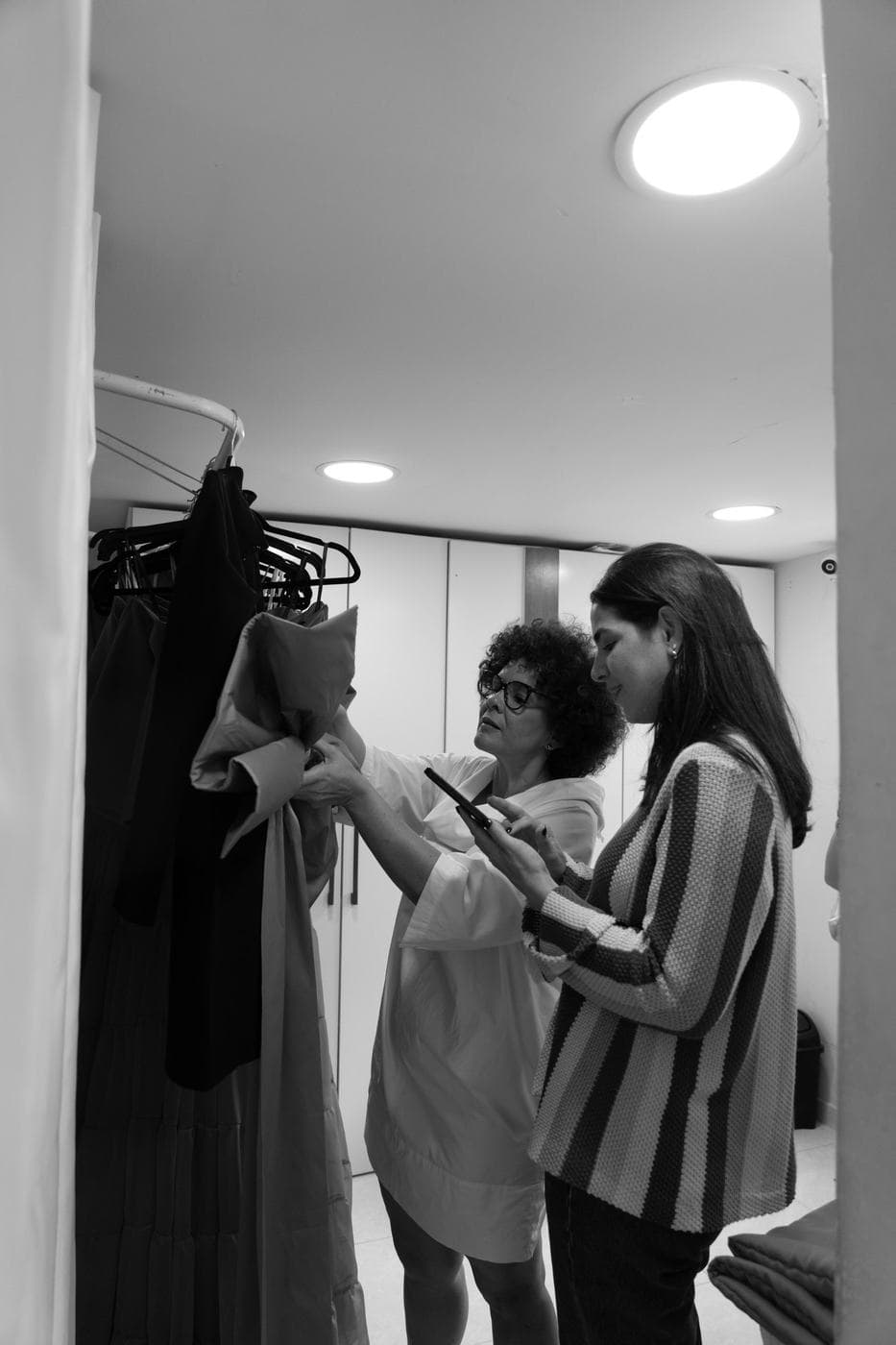 Ana trabajando con una diseñadora